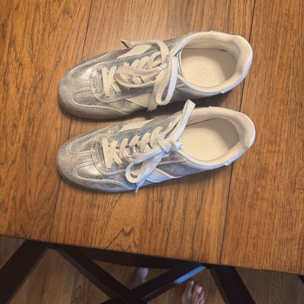 Universal Thread Women's Beige Sneakers
